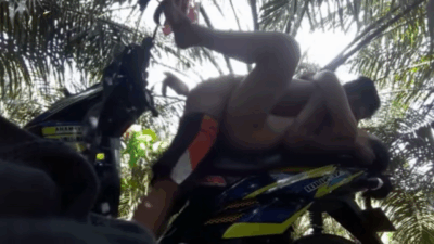 PASANGAN MESUM DI KEBUN SAWIT _ BOKEP INDO VIRAL fuck publicly on motor bike off the road