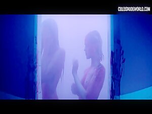 Jena Malone, Bella Heathcote and Abbey Lee get fully nude together in a steamy bathtub and shower scene from The Neon Demon (2016)