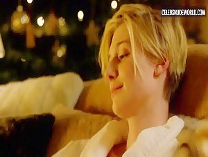 Elizabeth Debicki walks completely nude at night in a seductive scene from The Night Manager (2016)