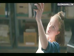 Hannah Einbinder Selfie Scene in Hacks (2021)