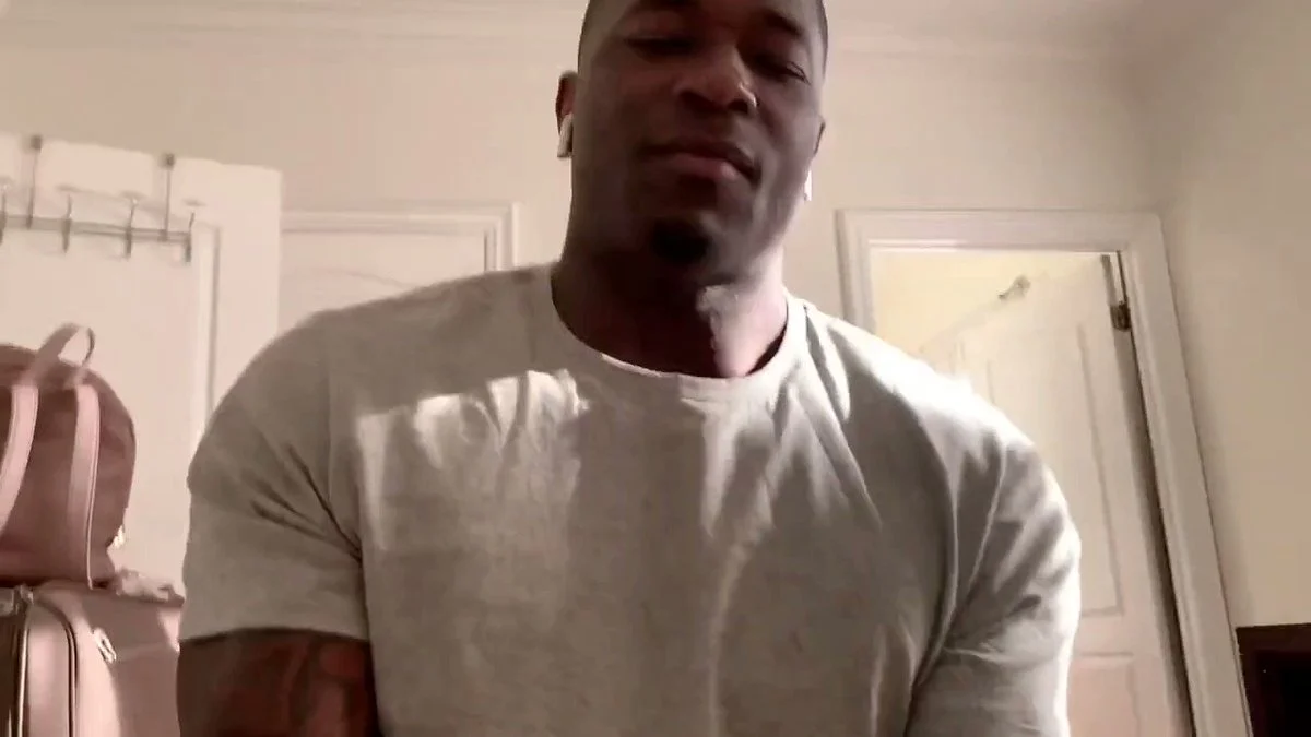 Mr Rob Piper Eats Her Pussy When She Gets Home From Her Trip